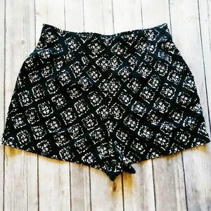 5 for $20 Mossimo black and white printed shorts
